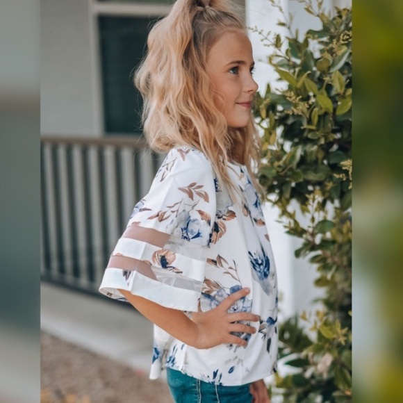 A Chic Tea Time Mesh Inset Blouse - Picture 2 of 7